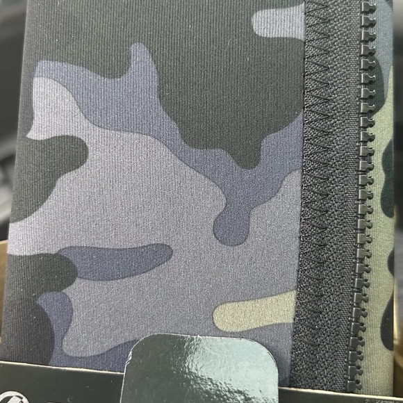 Adjustable Waist Trimmer 10” W 28” - 36” Camo Print Microban Neoprene 3 Zipper - Picture 9 of 12